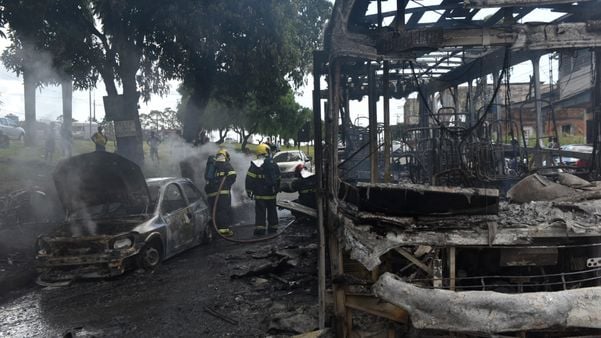 Corpo de Bombeiros afirmou que passageiros dos ônibus foram obrigados a descer pelo grupo de encapuzados por Vitor Jubini