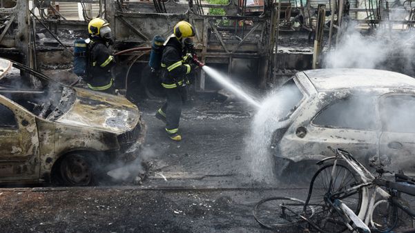 Dois carros que estavam próximos do ônibus também foram destruídos pelo fogo por Vitor Jubini