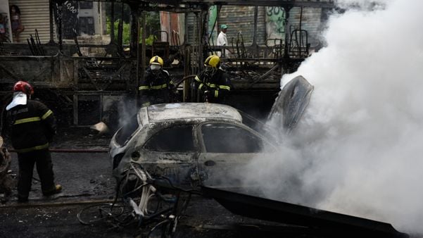 Dos veículos atingidos pelo fogo, sobraram apenas as carcaças de metal por Vitor Jubini