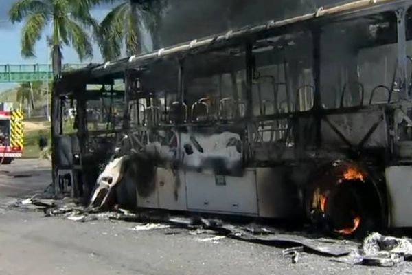 Encapuzados incendiaram ônibus do Transcol na Serra