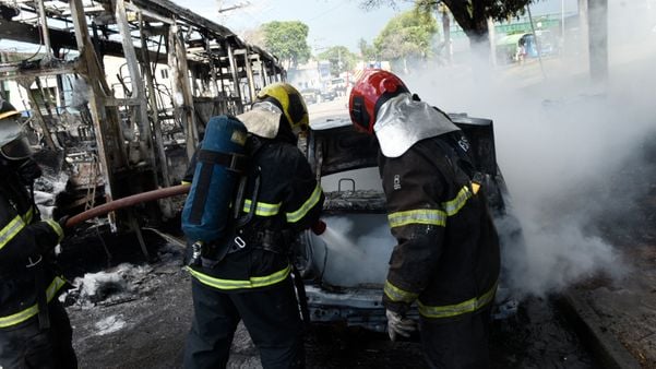 Fogo colocado no ônibus também acabou atingindo outros dois carros na tarde desta sexta-feira (7) por Vitor Jubini