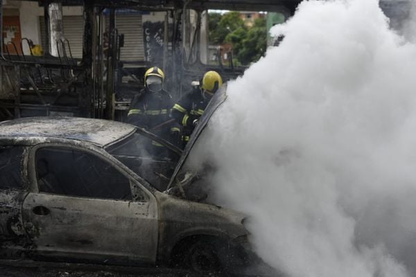 Fogo também destruiu dois carros que estavam próximos do ônibus na BR 101, na Serra por Vitor Jubini