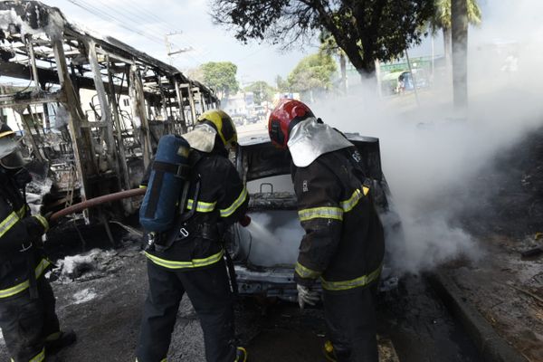 Fogo também destruiu dois carros que estavam próximos do ônibus na BR 101, na Serra por Vitor Jubini