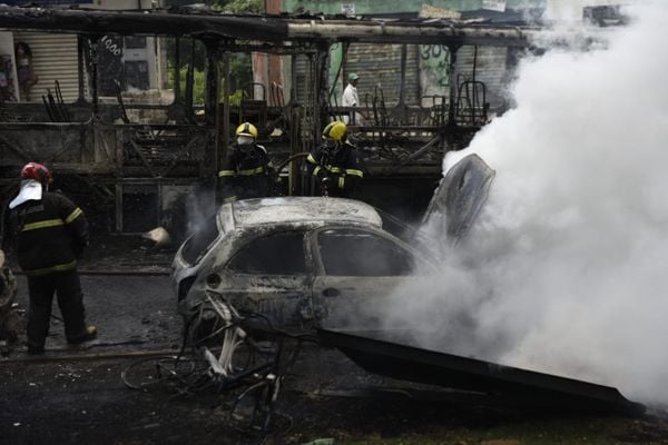 Fogo também destruiu dois carros que estavam próximos do ônibus na BR 101, na Serra por Vitor Jubini