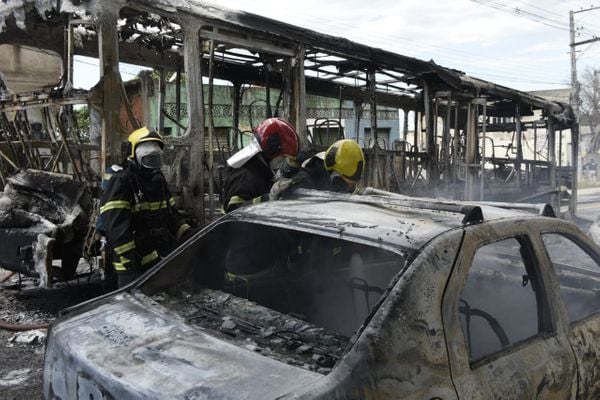 Fogo também destruiu dois carros que estavam próximos do ônibus na BR 101, na Serra por Vitor Jubini