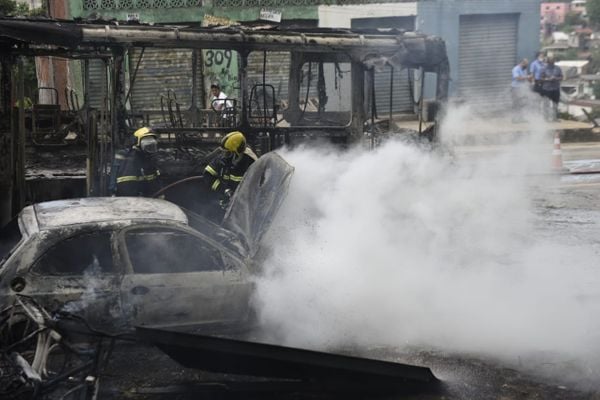 Fogo também destruiu dois carros que estavam próximos do ônibus na BR 101, na Serra por Vitor Jubini