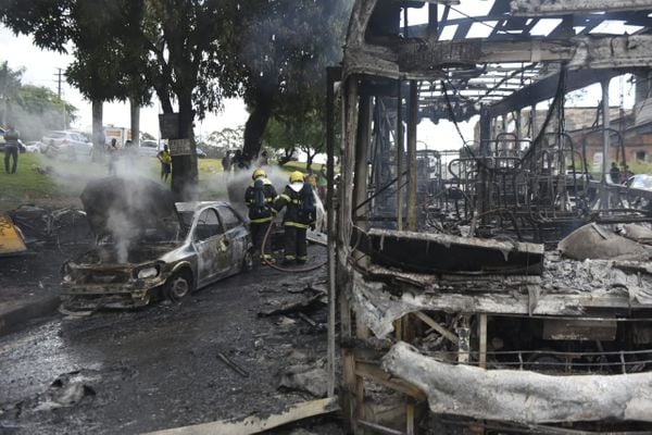 Fogo também destruiu dois carros que estavam próximos do ônibus na BR 101, na Serra por Vitor Jubini