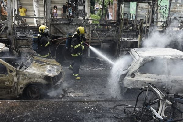 Fogo também destruiu dois carros que estavam próximos do ônibus na BR 101, na Serra por Vitor Jubini