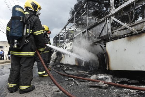 Grupo de encapuzados incendiou um ônibus na BR 101, na Serra, nesta sexta-feira (7) por Vitor Jubini