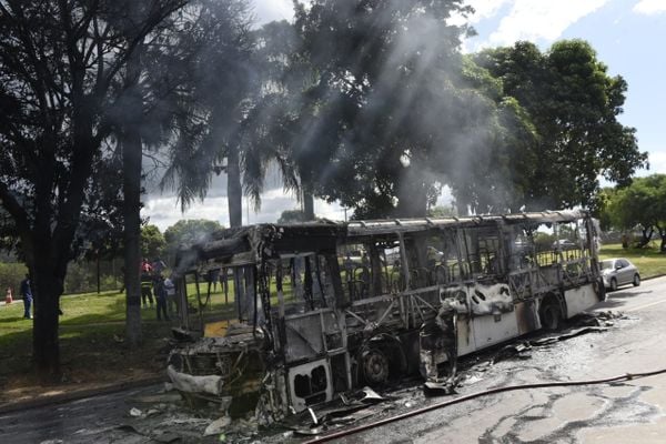 Grupo de encapuzados incendiou um ônibus na BR 101, na Serra, nesta sexta-feira (7) por Vitor Jubini