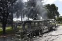 Grupo de encapuzados incendiou um ônibus na BR 101, na Serra, nesta sexta-feira (7)(Vitor Jubini)
