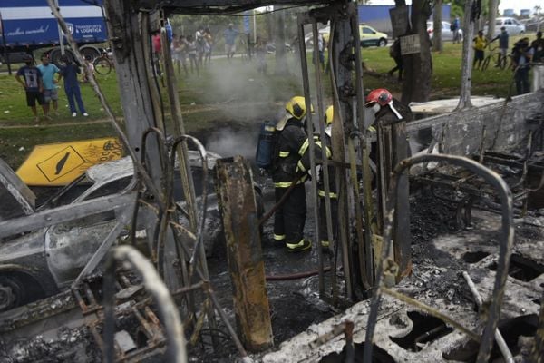 Grupo de encapuzados incendiou um ônibus na BR 101, na Serra, nesta sexta-feira (7) por Vitor Jubini