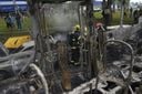 Grupo de encapuzados incendiou um ônibus na BR 101, na Serra, nesta sexta-feira (7)(Vitor Jubini)