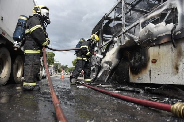 Grupo de encapuzados incendiou um ônibus na BR 101, na Serra, nesta sexta-feira (7) por Vitor Jubini