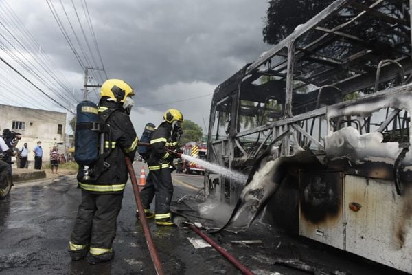 Grupo de encapuzados incendiou um ônibus na BR 101, na Serra, nesta sexta-feira (7) por Vitor Jubini