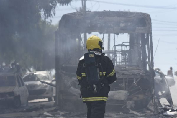 Grupo de encapuzados incendiou um ônibus na BR 101, na Serra, nesta sexta-feira (7)