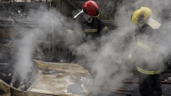 Incêndio começou por volta das 12h desta sexta-feira (7) e ainda estava sendo apagado pelos bombeiros às 13h por Vitor Jubini