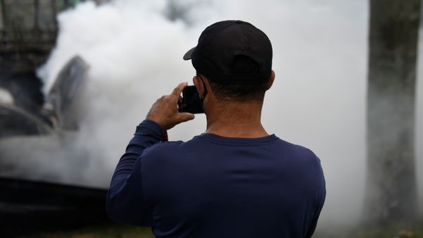 Incêndio na BR 101 chamou atenção de quem passava pelo local na tarde desta sexta-feira (7) por Vitor Jubini