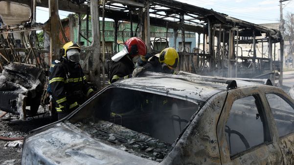 Incêndio teria começado por volta das 12h desta sexta-feira (7) por Vitor Jubini