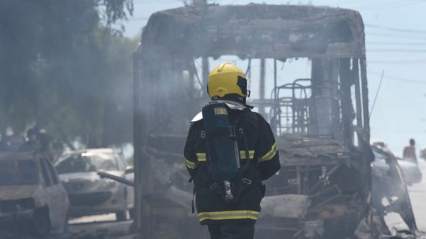 Nesta sexta-feira (6), um grupo de encapuzados colocou fogo em um ônibus na BR 101, na Serra por Vitor Jubini