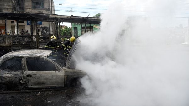 O incêndio foi provocado por volta das 12h desta sexta-feira (7), no bairro Nova Carapina, na Serra por Vitor Jubini
