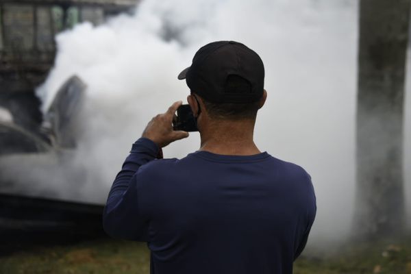 Ônibus foi incendiado ao mesmo tempo em que acontecia um protesto no bairro Cidade Pomar, também na Serra por Vitor Jubini