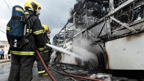 Ônibus incendiado fazia uma linha do sistema Transcol, que integra os municípios da Grande Vitória por Vitor Jubini