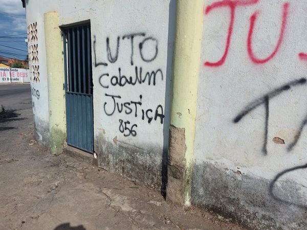 Pichações nos muros de Cidade Pomar pedem justiça pela morte de Vanderson Araújo, de 21 anos