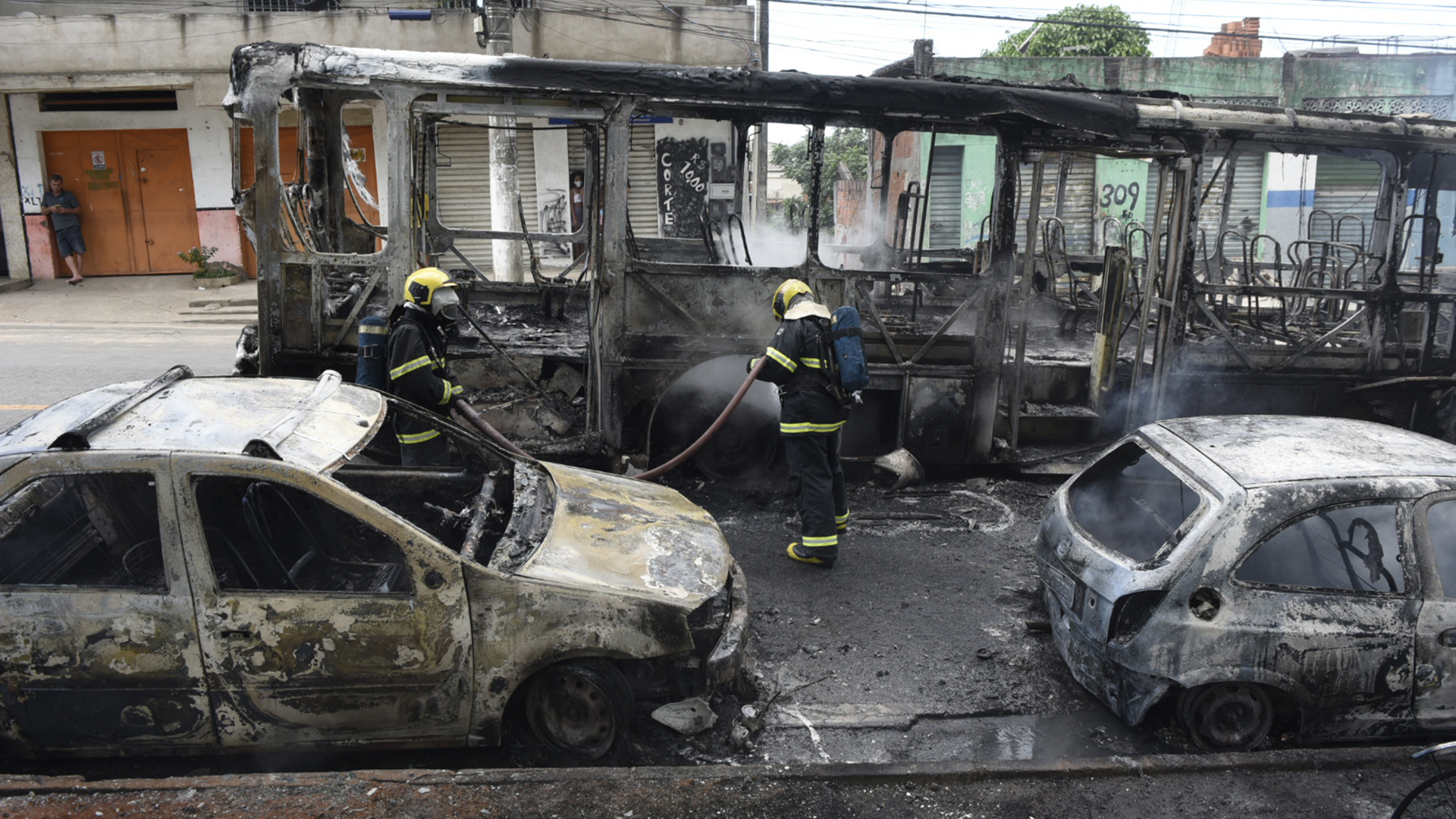 Um ônibus e dois carros ficaram destruídos após grupo de encapuzados atear fogo no coletivo