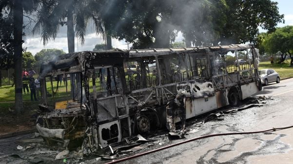 Veículo do sistema Transcol ficou completamente destruído após o incêndio por Vitor Jubini