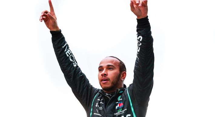 Hamilton desceu do carro incrédulo com sua marca histórica. Primeiro piloto a alcançá-la na Fórmula 1. Recebeu cumprimentos dos concorrentes e cumprimentou todos os integrantes da equipe