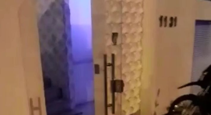 Segundo a Polícia Militar, a festa com mais de 120 pessoas acontecia em uma casa de alto padrão no bairro Noemia Vitali. Dois responsáveis pelo evento foram detidos
