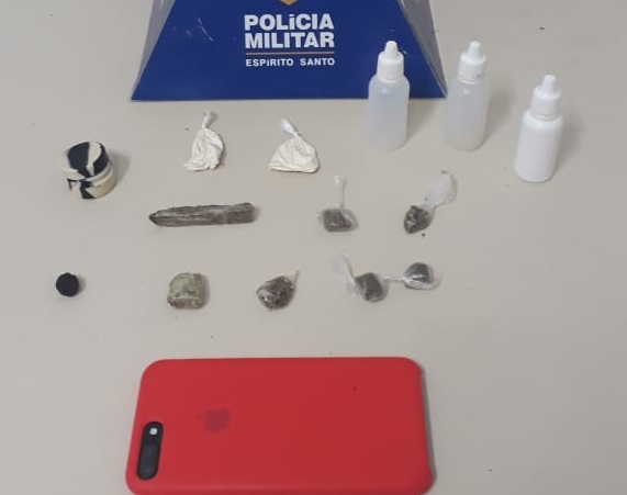 Segundo a Polícia Militar, o local era uma casa de alto padrão. Dois responsáveis pelo evento foram detidos e drogas foram apreendidas