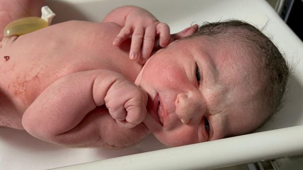 Antonio, filho da estilista Larissa Lorenzutti e do vereador de Vila Velha, Bruno Lorenzutti. Ele nasceu com o carro em movimento, família seguindo para Apart Hospital, às 23h51 de 08.05.2021, véspera do dia das mães