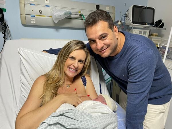 Antonio, filho da estilista Larissa Lorenzutti e do vereador de Vila Velha, Bruno Lorenzutti. Ele nasceu com o carro em movimento, família seguindo para Apart Hospital, às 23h51 de 08.05.2021, véspera do dia das mães