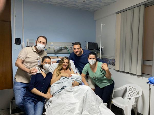 Antonio, filho da estilista Larissa Lorenzutti e do vereador de Vila Velha, Bruno Lorenzutti. Ele nasceu com o carro em movimento, família seguindo para Apart Hospital, às 23h51 de 08.05.2021, véspera do dia das mães