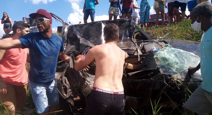Na imagem, é possível ver o veículo de Hélio dos Santos Araújo atingindo em alta velocidade o carro onde estava uma família; mãe morreu e duas crianças ficaram feridas