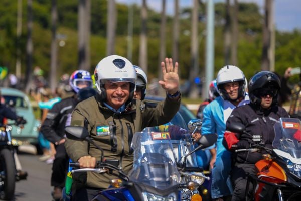 O Presidente Jair Bolsonaro durante passeio de moto, em evento alusivo ao Dia das Mães, em Brasília, neste domingo, 09