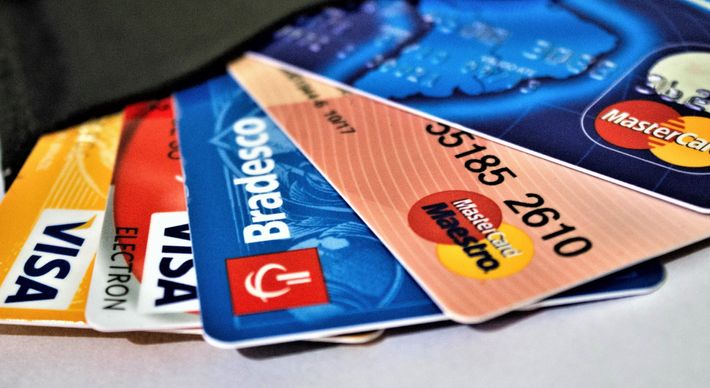 Cartão de banco, cartão de loja ou de fintech: veja como escolher aquele que oferece mais vantagens pelo menor custo.