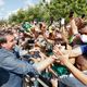 Jair Bolsonaro (sem partido) se aglomera com apoiadores 