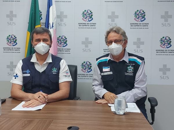 À esquerda, o secretário de saúde Nésio Fernandes; à direita, o subsecretário de vigilância em saúde, Luiz Carlos Reblin