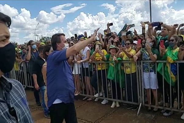 Apoiadores aglomerados para comemorar o aniversário de Bolsonaro 