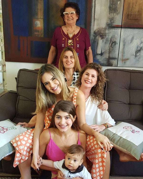 Beatriz, Lorena, Fabiana, Bia e Manoela Croce e o bebê Antônio