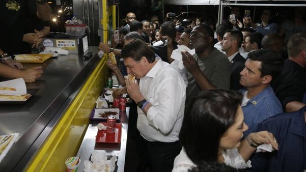 Bolsonaro aproveita viagem a Resende para comer tradicional cachorro-quente