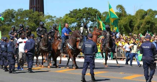 Bolsonaro causa aglomeração ao passear de cavalo 