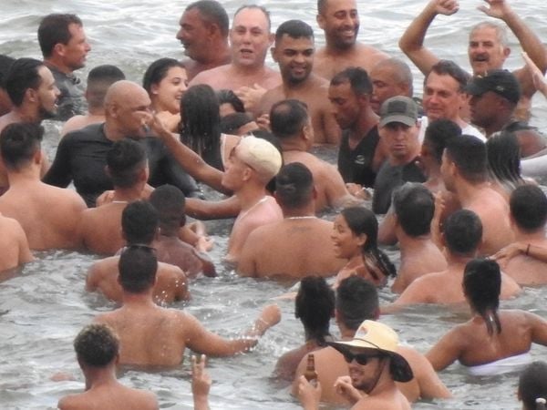 Bolsonaro faz passeio de barco no litoral de SP e pula no mar para falar com banhistas