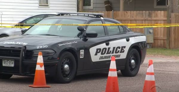 O ataque a tiros aconteceu por volta da meia-noite de domingo no Canterbury Mobile Home Park, a cerca de 13 quilômetros do centro de Colorado Springs