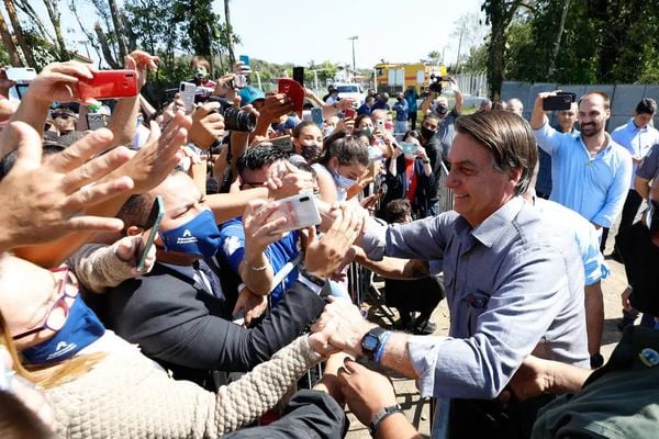 O presidente da República, Jair Bolsonaro, cumprimenta populares em Pariquera-Açu