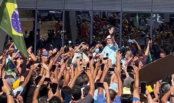 O presidente Jair Bolsonaro em aeroporto no Piauí
