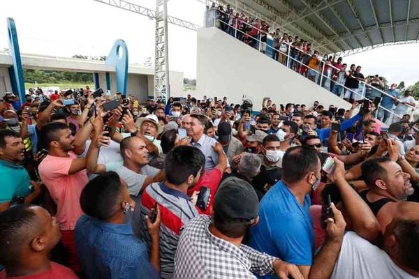 Sem máscara, Bolsonaro cercado de apoiadores em visita ao Acre